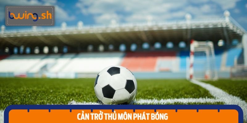 Cố tình ngăn cản thủ môn phát bóng